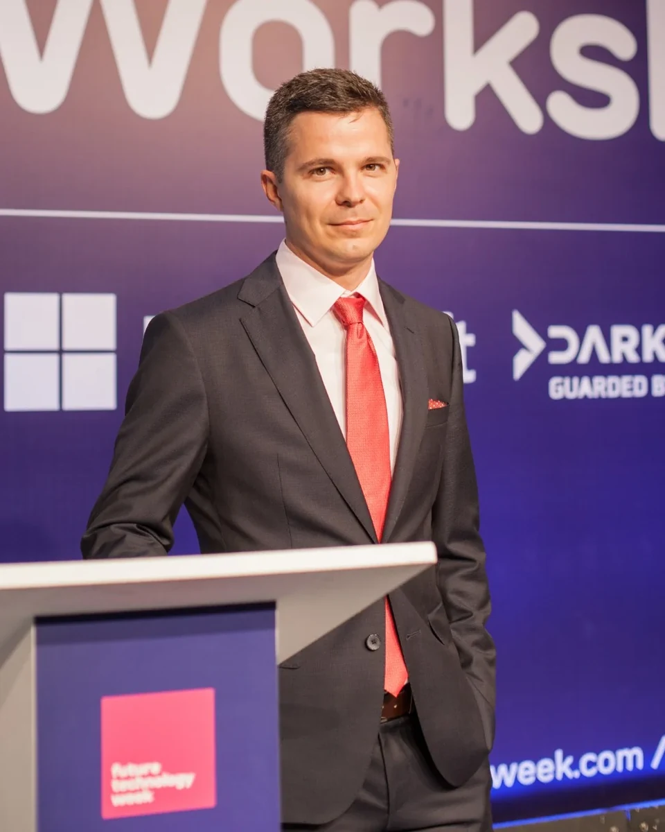 Alexander Sverdlov speaking at a professional event